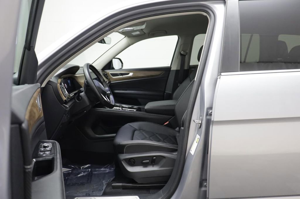 Used 2025 Volkswagen Atlas SE w/ Black Wheel Package image 5