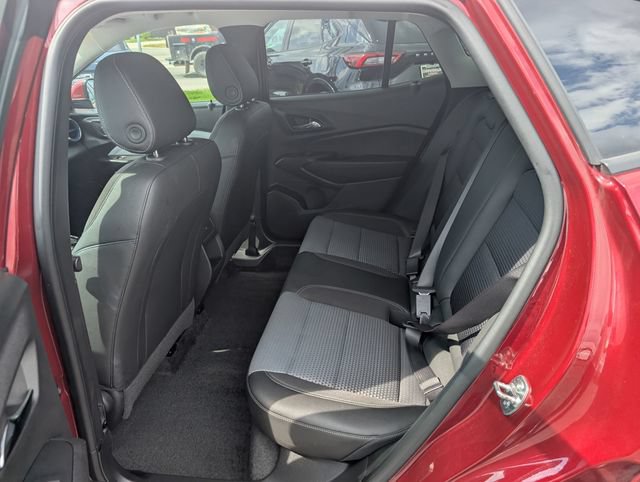 Used 2025 Chevrolet Trax LT w/ LT Convenience Package FWD image 9