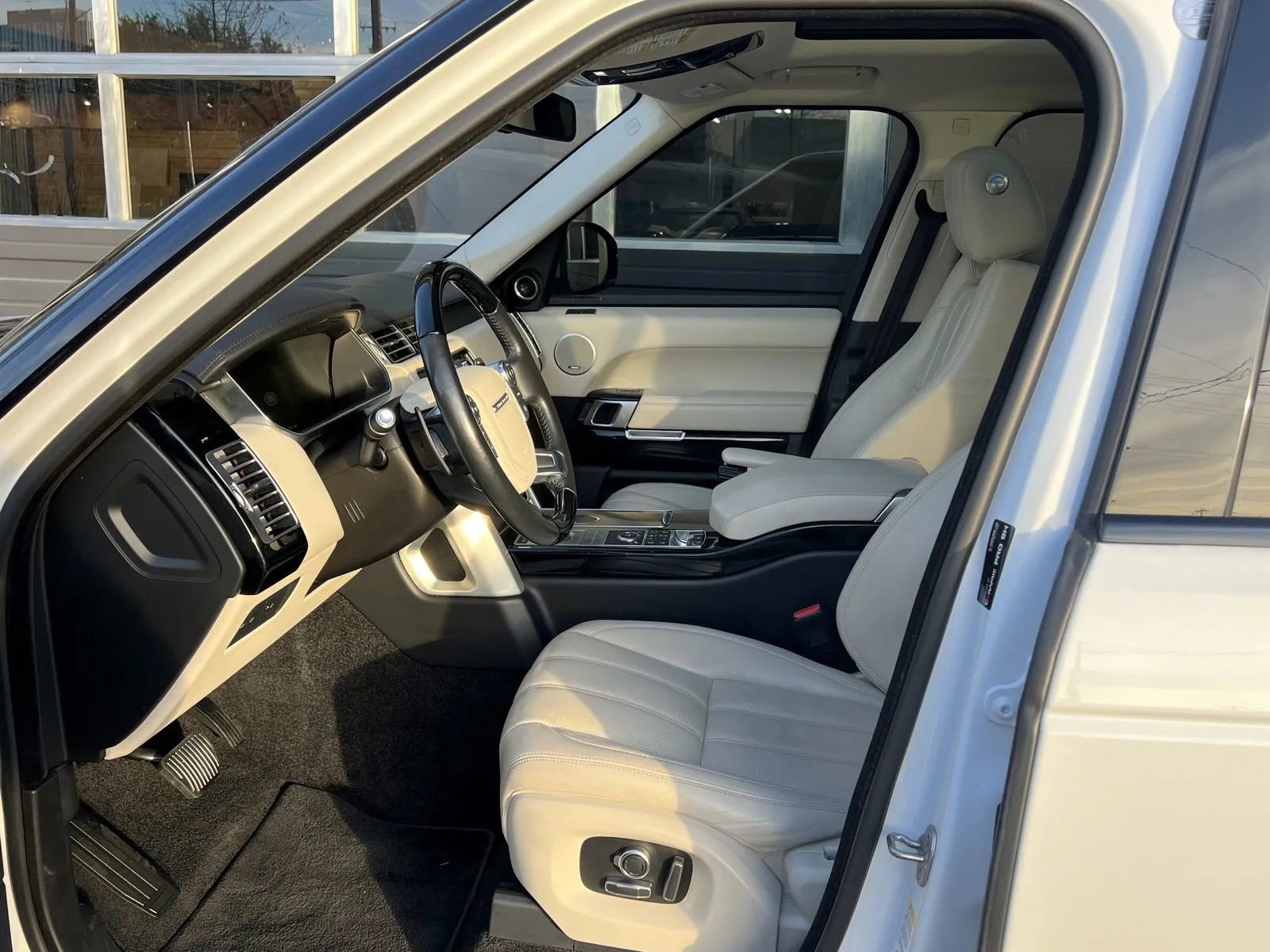 Used 2016 Land Rover Range Rover HSE image 13