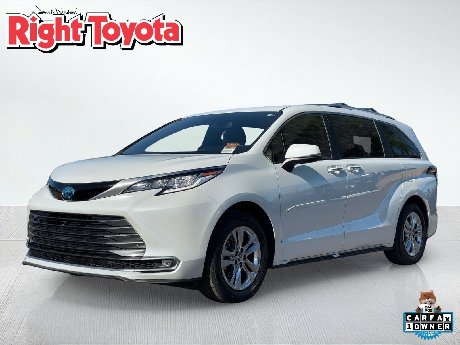 Used 2025 Toyota Sienna Limited image 1