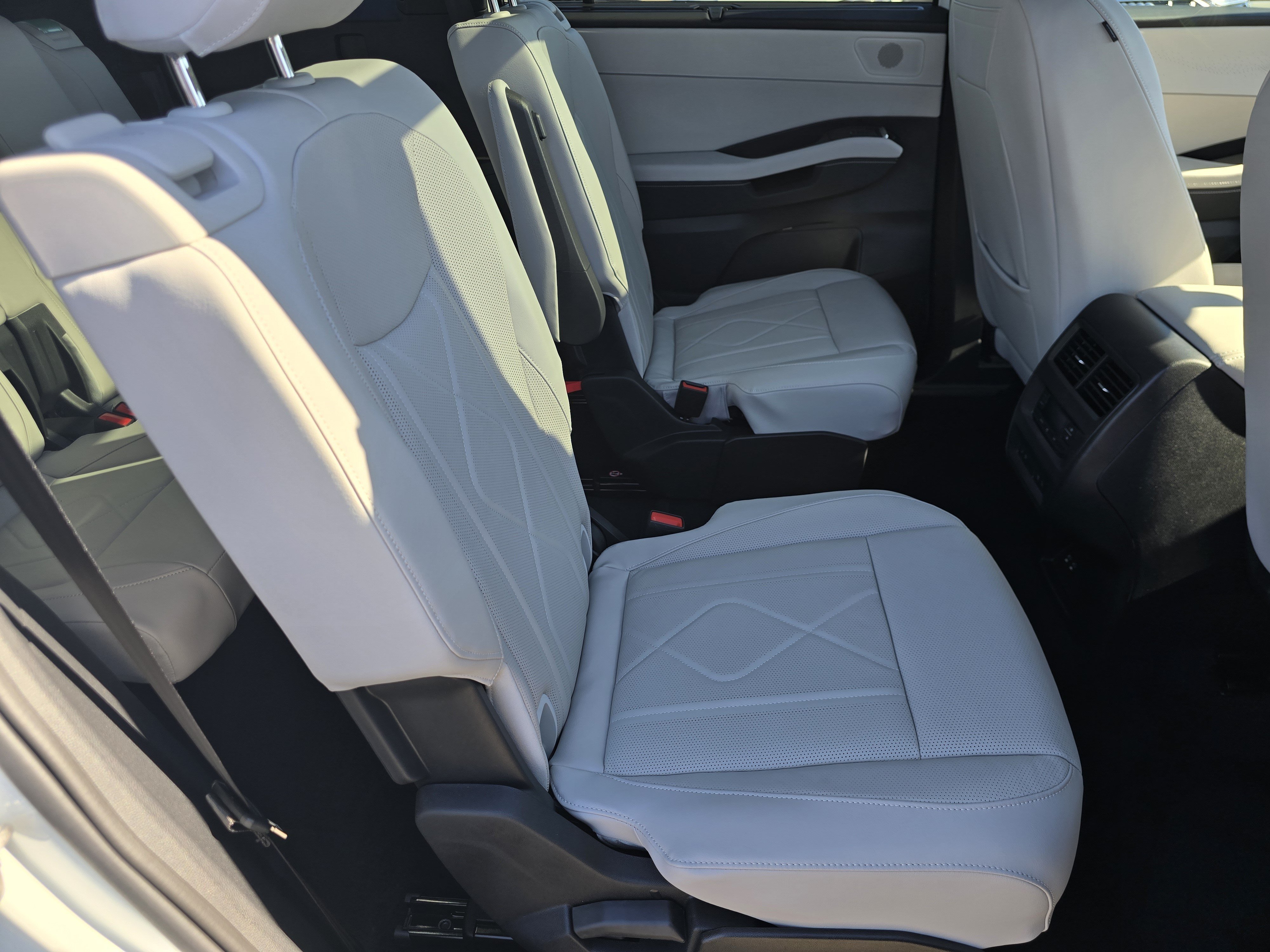 New 2027 Volkswagen Atlas SEL R-Line AWD/4WD image 18
