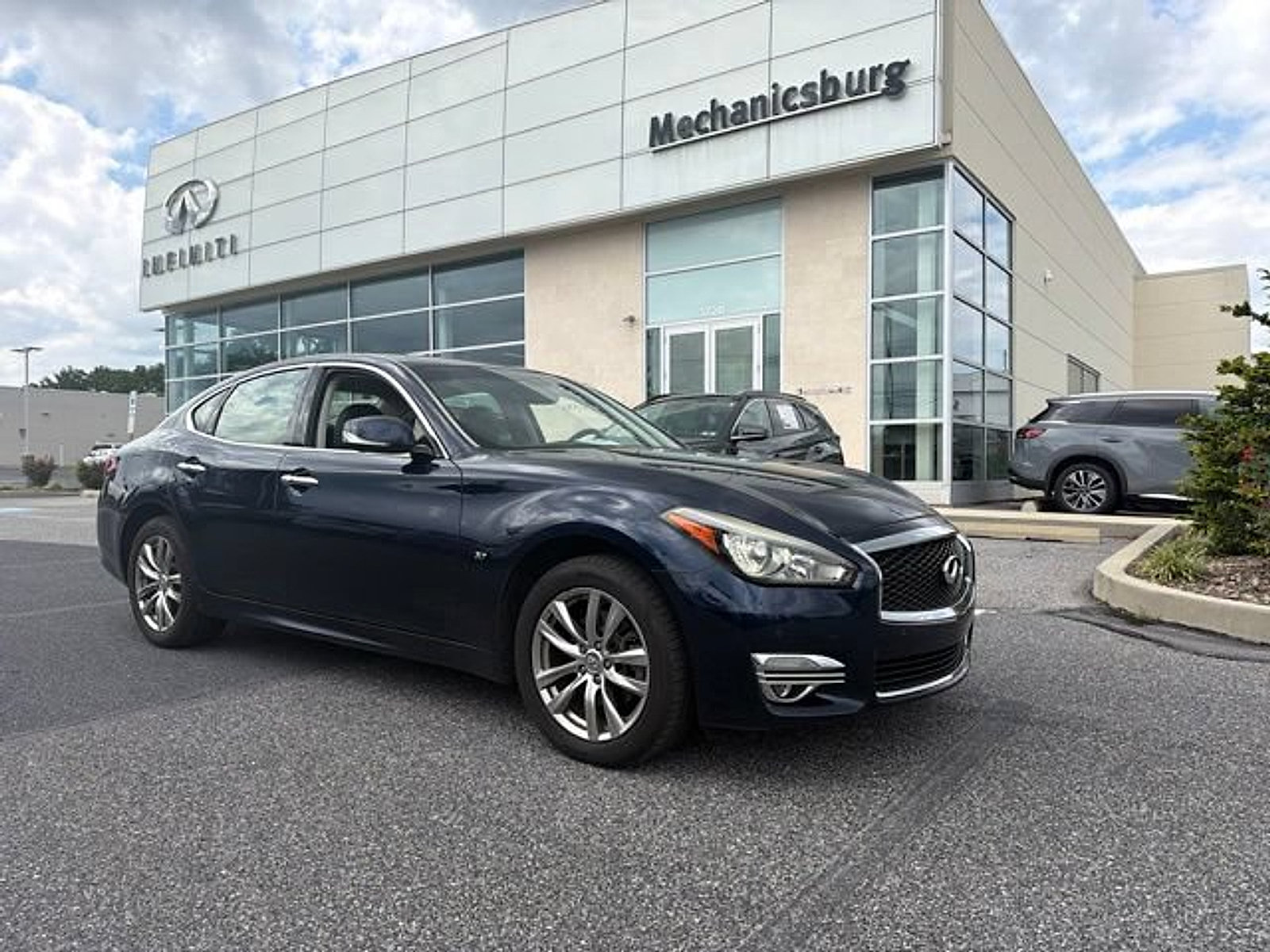 Used 2015 INFINITI Q70 3.7 AWD/4WD image 1