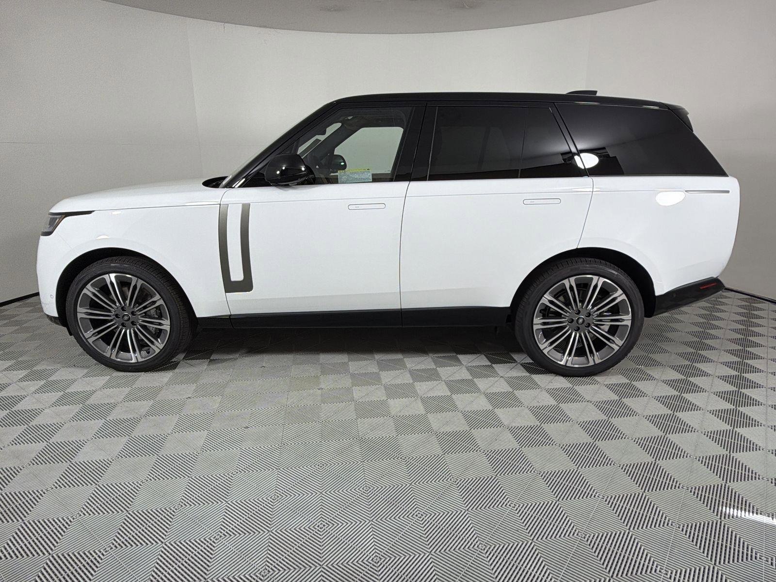 New 2025 Land Rover Range Rover SE image 2