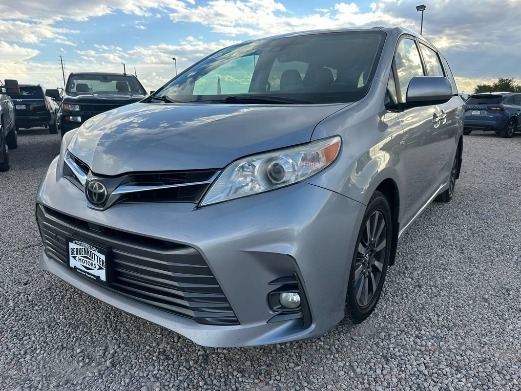 Used 2018 Toyota Sienna XLE w/ XLE Navigation Package AWD/4WD image 4
