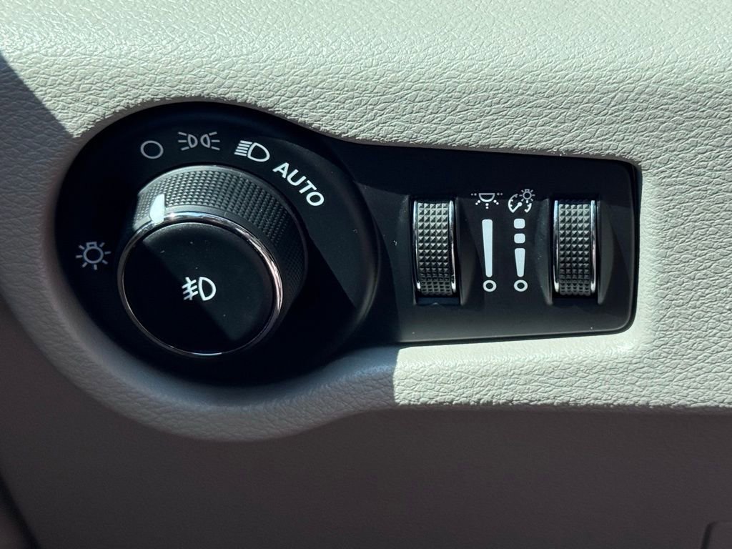 Used 2020 Chrysler Pacifica Touring-L image 38