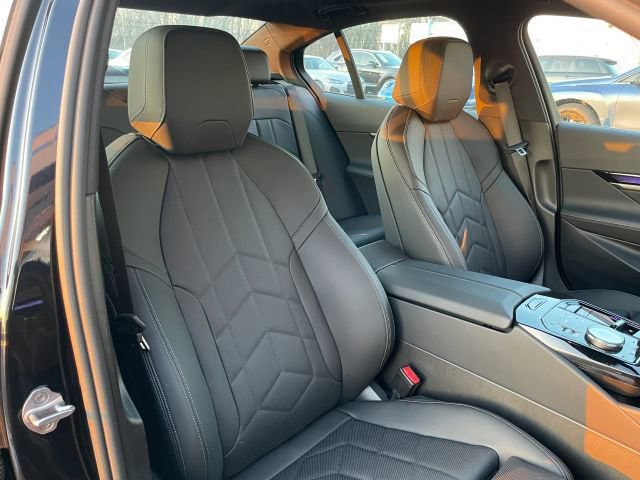 Used 2025 BMW 550e xDrive w/ Premium Package image 39