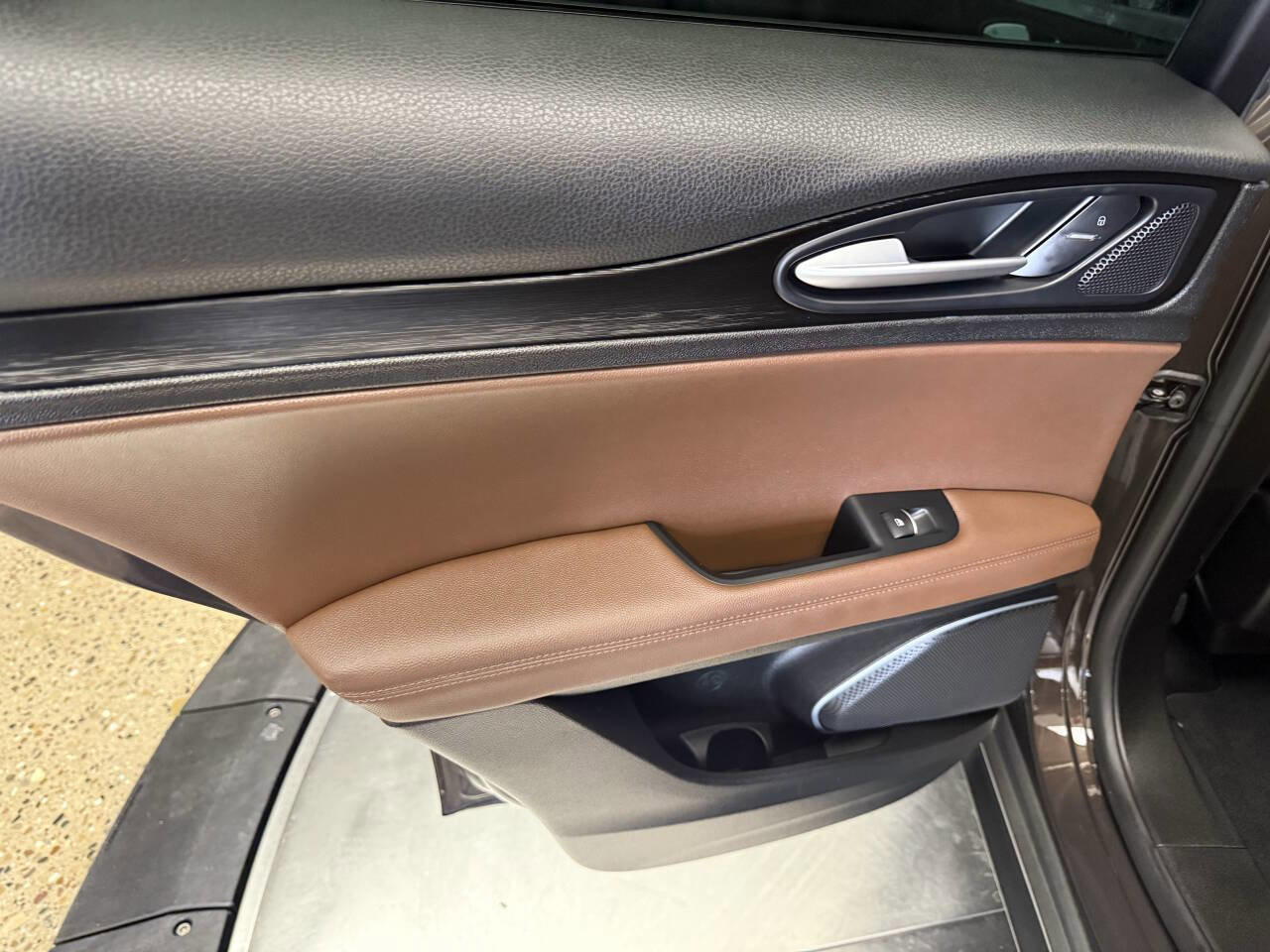 Used 2018 Alfa Romeo Stelvio AWD image 21