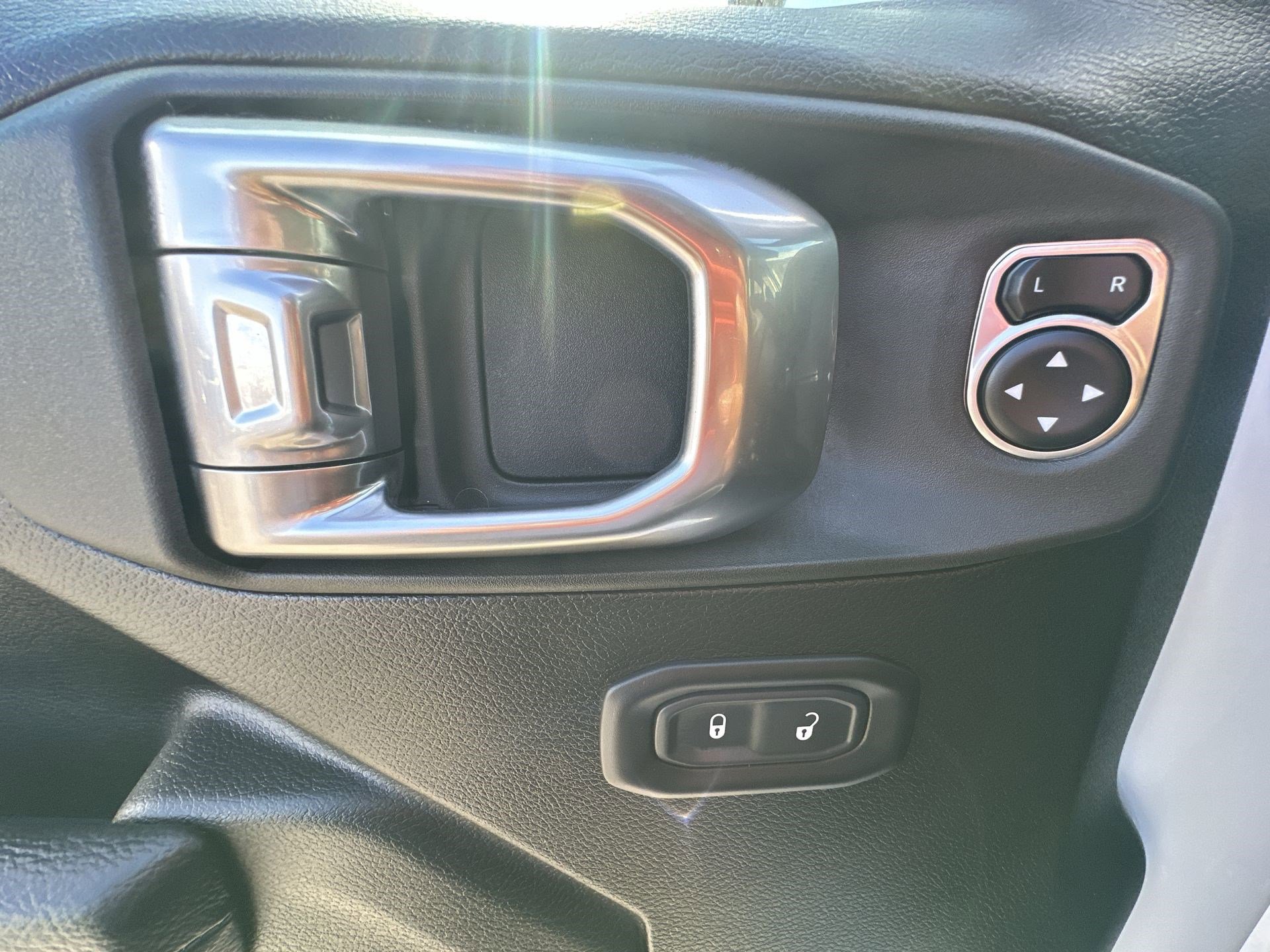 Used 2025 Jeep Gladiator Rubicon w/ Safety Group image 15