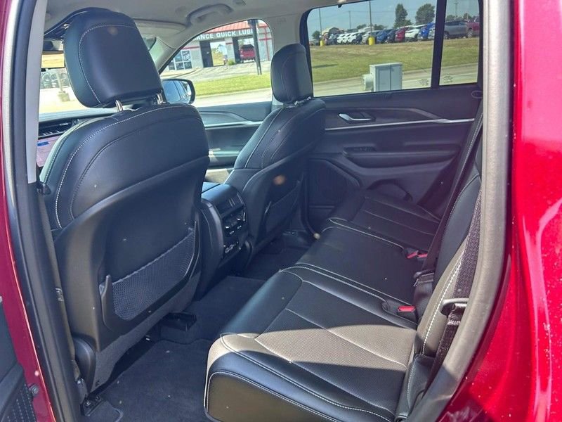 Used 2023 Jeep Grand Cherokee Limited w/ Luxury Tech Group II image 10