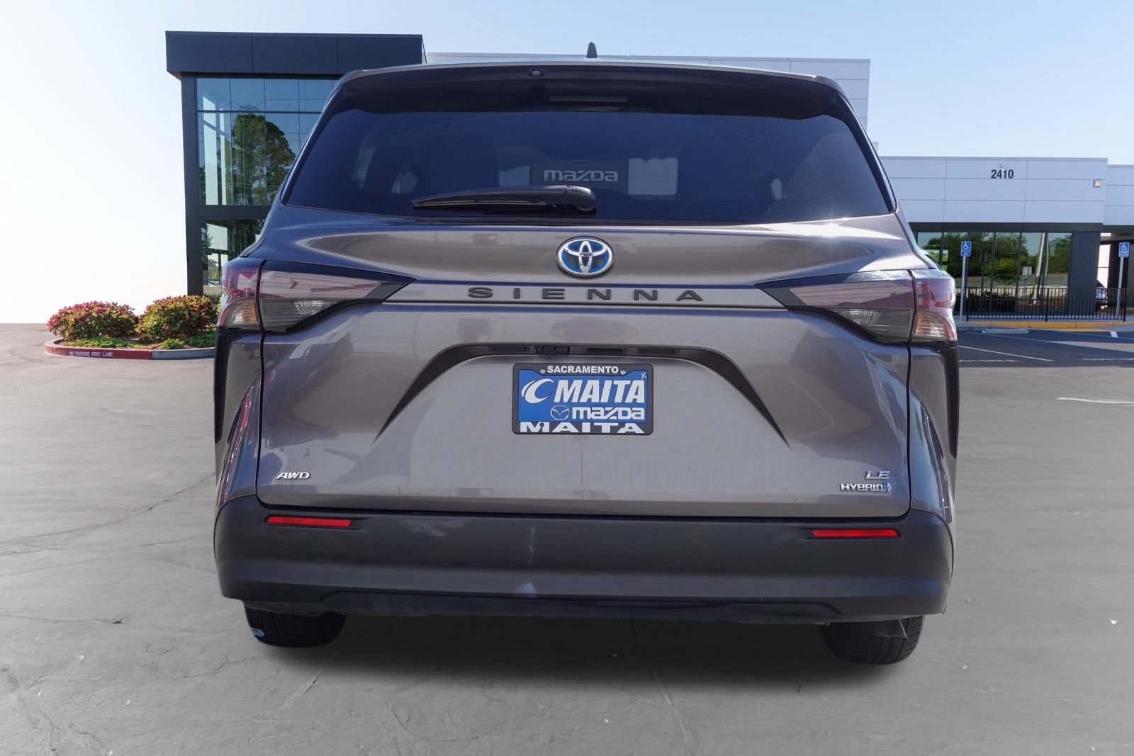 Used 2024 Toyota Sienna LE AWD/4WD image 4