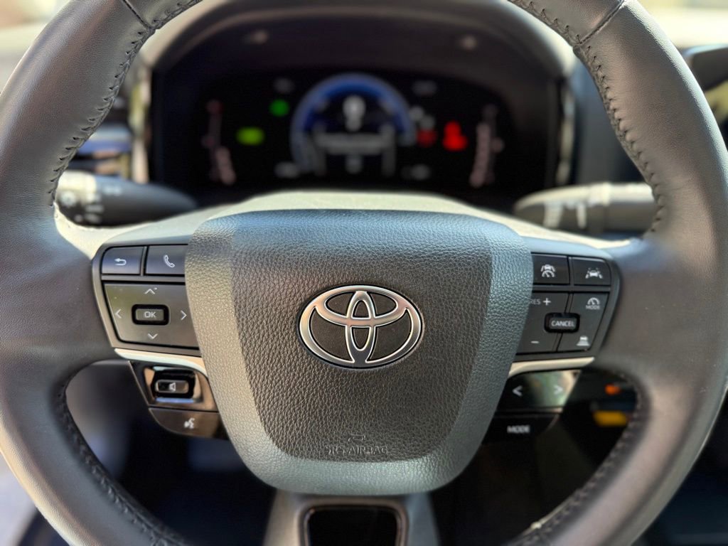 Used 2025 Toyota Camry LE w/ Convenience Package image 34