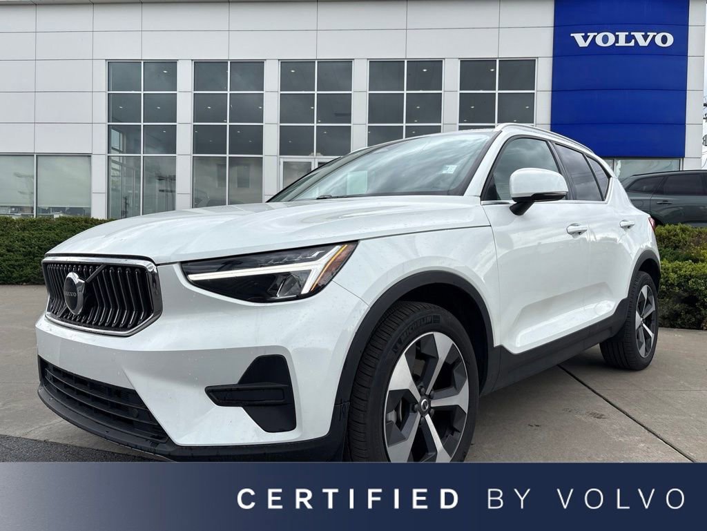 Used 2025 Volvo XC40 B5 Core AWD/4WD image 1