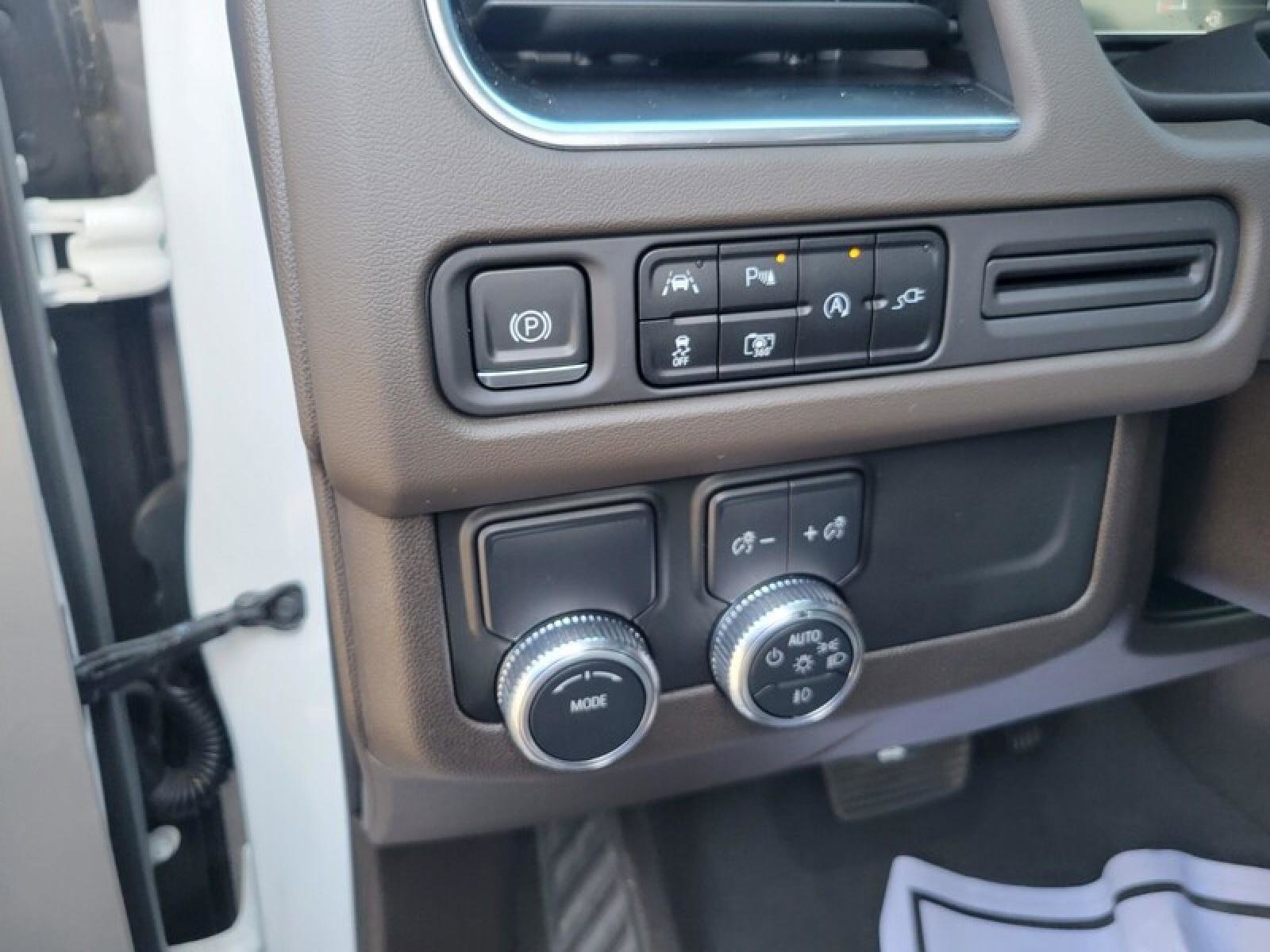 Used 2022 GMC Yukon XL SLT w/ SLT Premium Package image 12