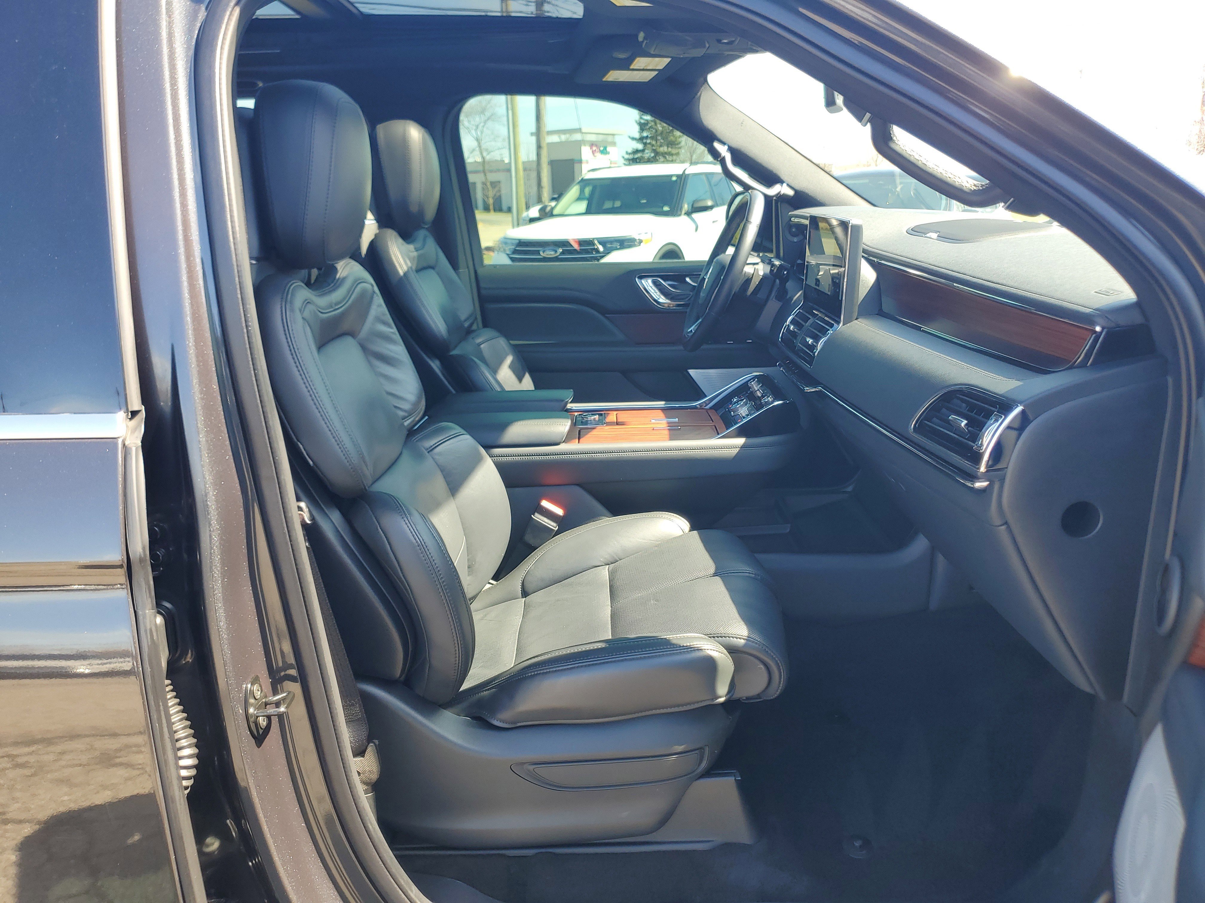 Certified 2023 Lincoln Navigator Reserve AWD/4WD image 9