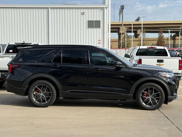 Used 2025 Ford Explorer ST RWD image 3