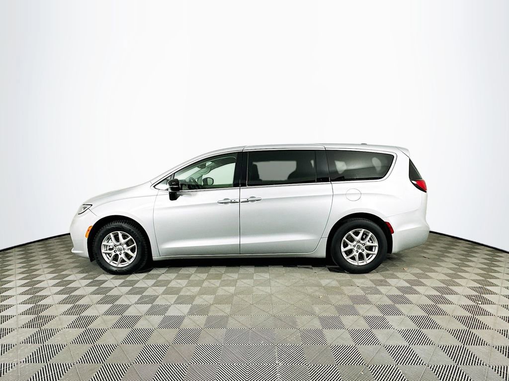 Certified 2024 Chrysler Pacifica Touring-L image 6