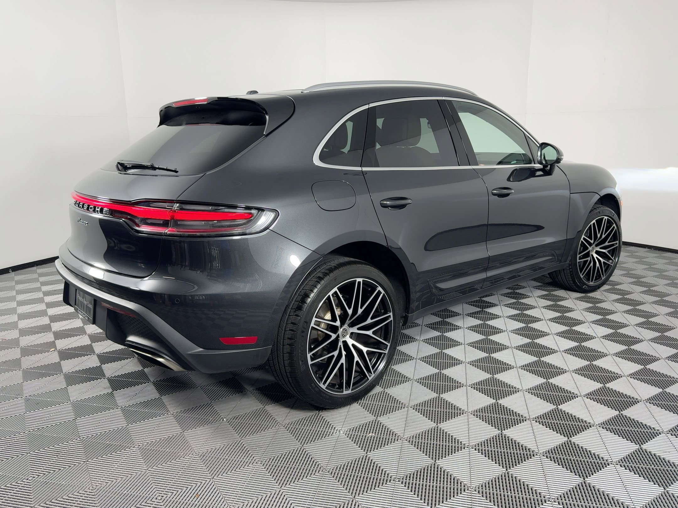 Certified 2025 Porsche Macan image 9