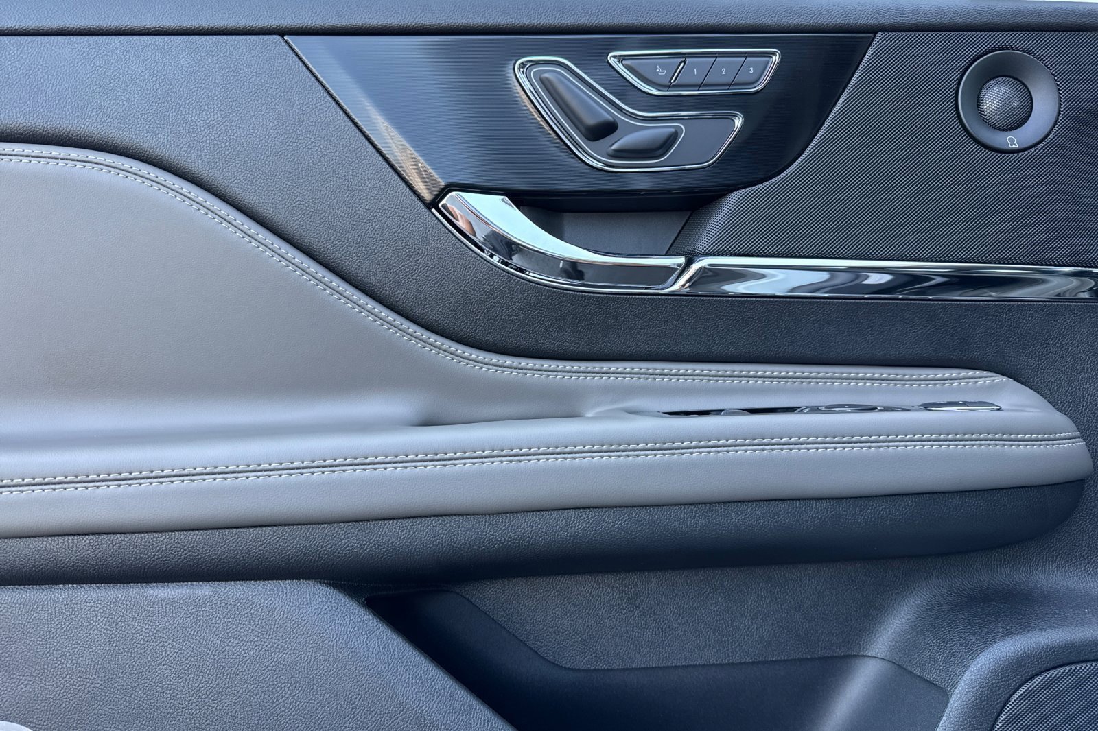 New 2025 Lincoln Corsair Reserve w/ Equipment Group 202A image 10