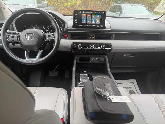 Used 2025 Honda Pilot Touring image 16
