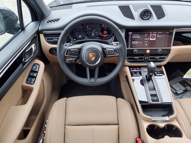 Used 2025 Porsche Macan image 17