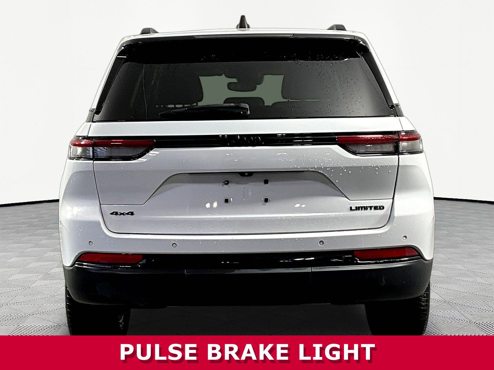 Used 2023 Jeep Grand Cherokee Limited w/ Black Appearance Package AWD/4WD image 5