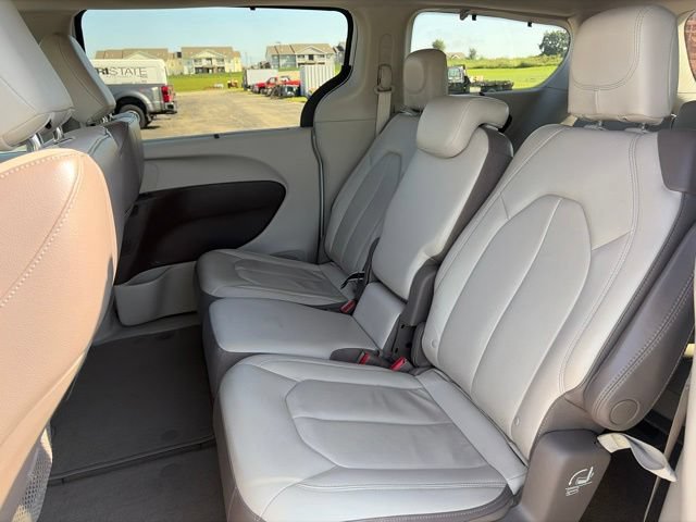 Used 2017 Chrysler Pacifica Touring-L w/ Tire & Wheel Group FWD image 15