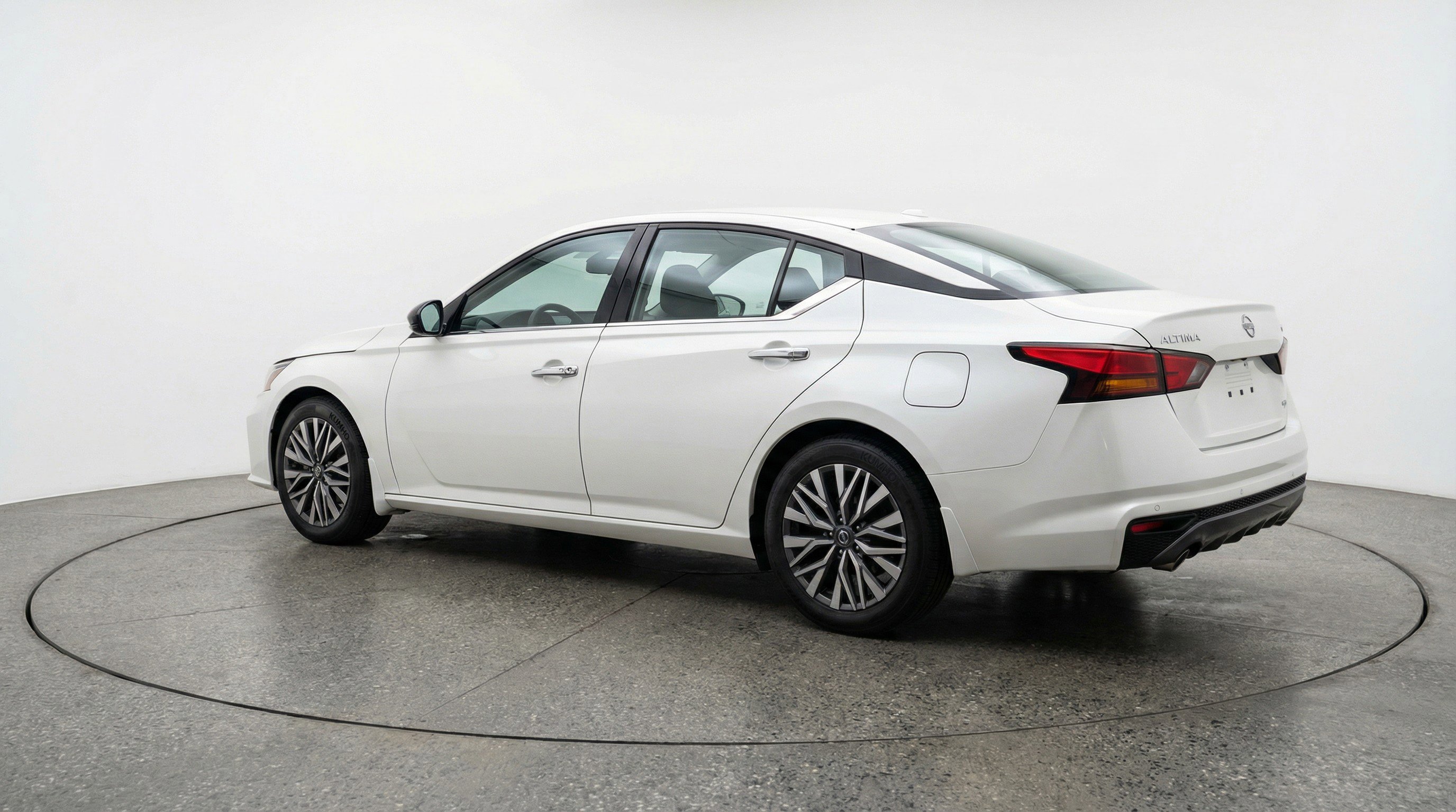 Used 2025 Nissan Altima 2.5 SV FWD image 6