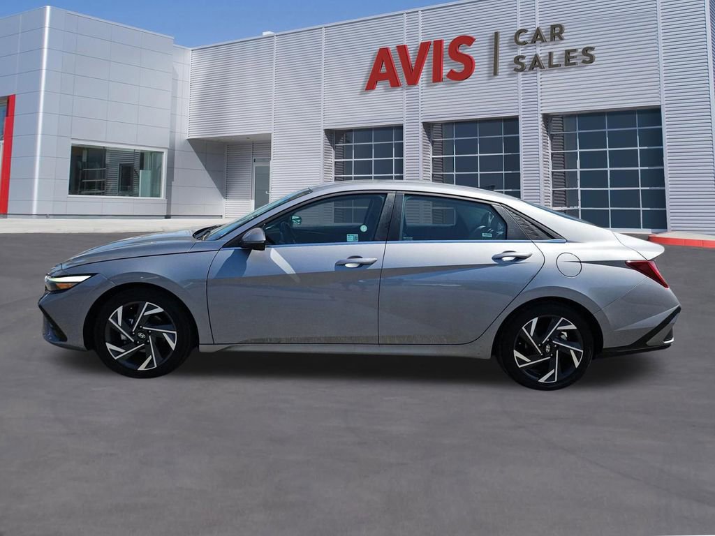 Used 2025 Hyundai Elantra Limited FWD image 2