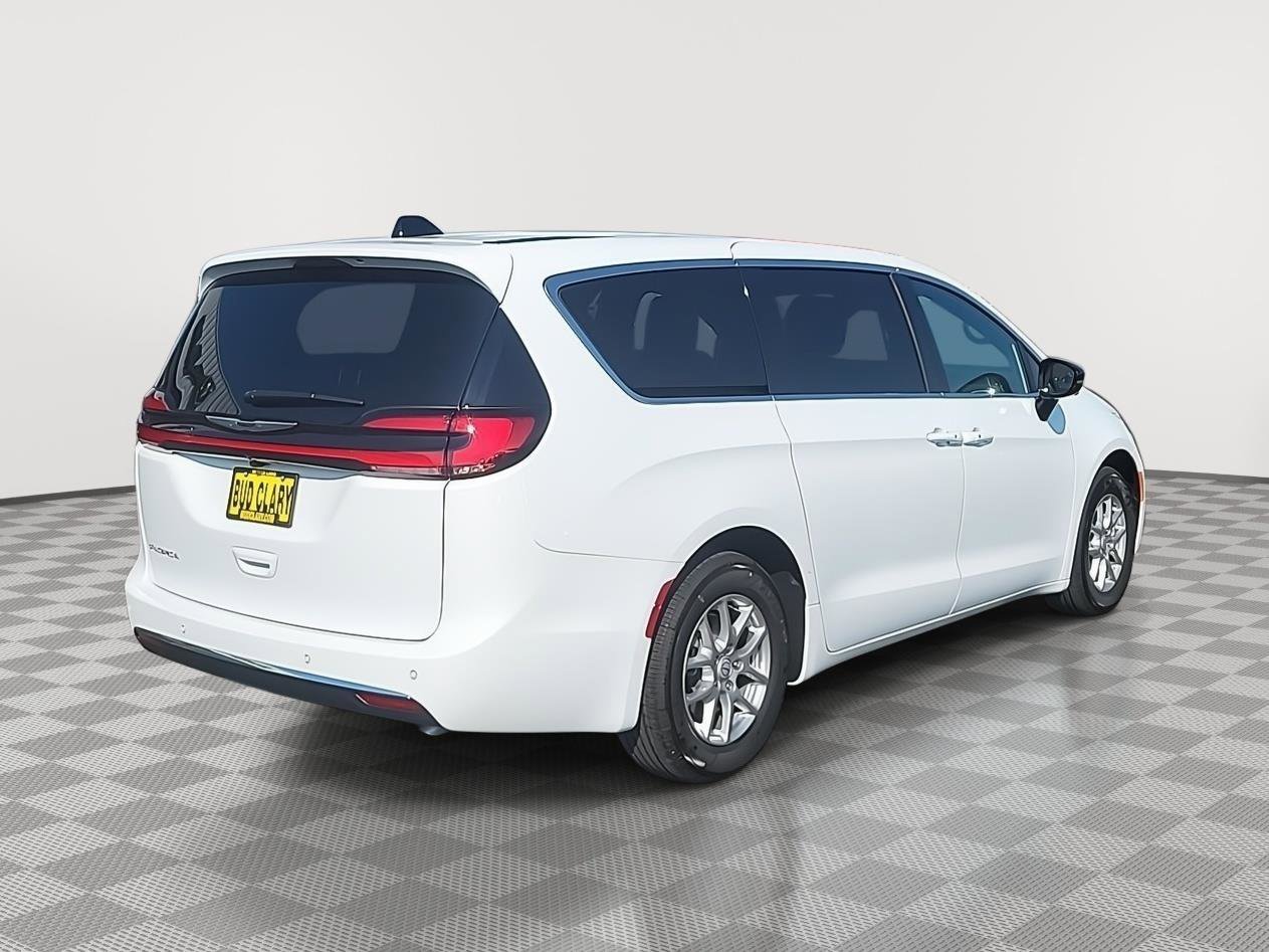New 2026 Chrysler Pacifica Select image 5