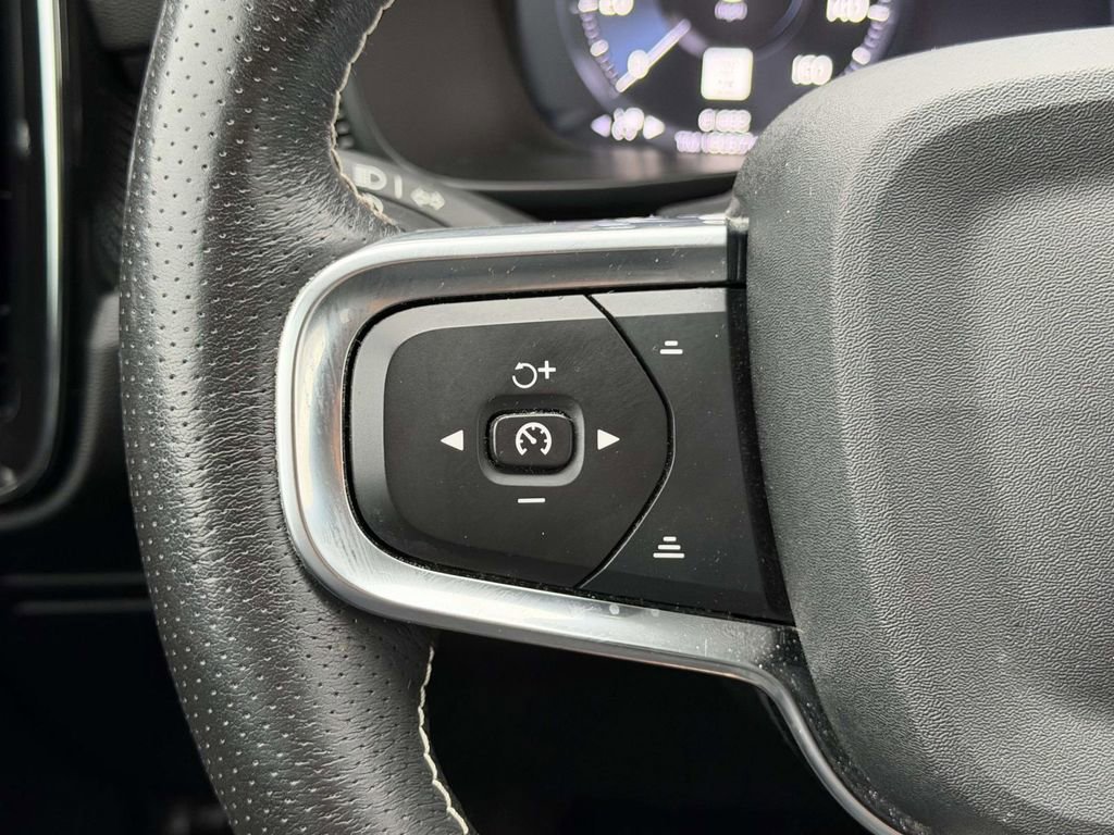 Used 2021 Volvo XC40 T5 R-Design w/ Advanced Package image 9