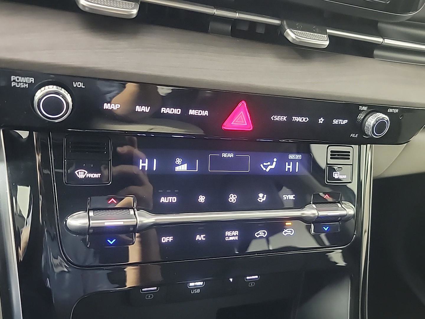 Used 2024 Kia Carnival EX image 33