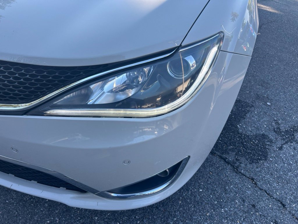 Used 2019 Chrysler Pacifica Limited w/ Advanced Safetytec Group FWD image 12