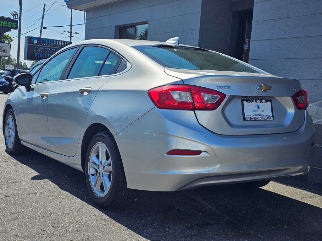 Used 2017 Chevrolet Cruze LT FWD image 3