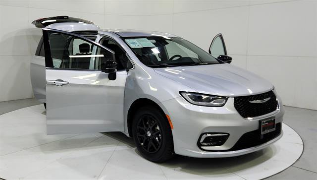 Used 2024 Chrysler Pacifica Touring-L FWD image 48