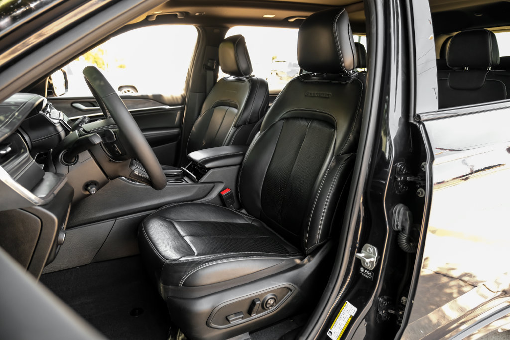 Used 2023 Jeep Grand Cherokee L Overland AWD/4WD image 8