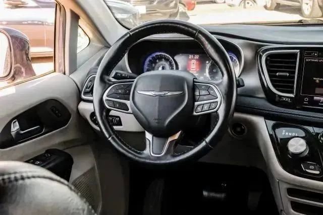 Used 2021 Chrysler Pacifica Touring-L image 18