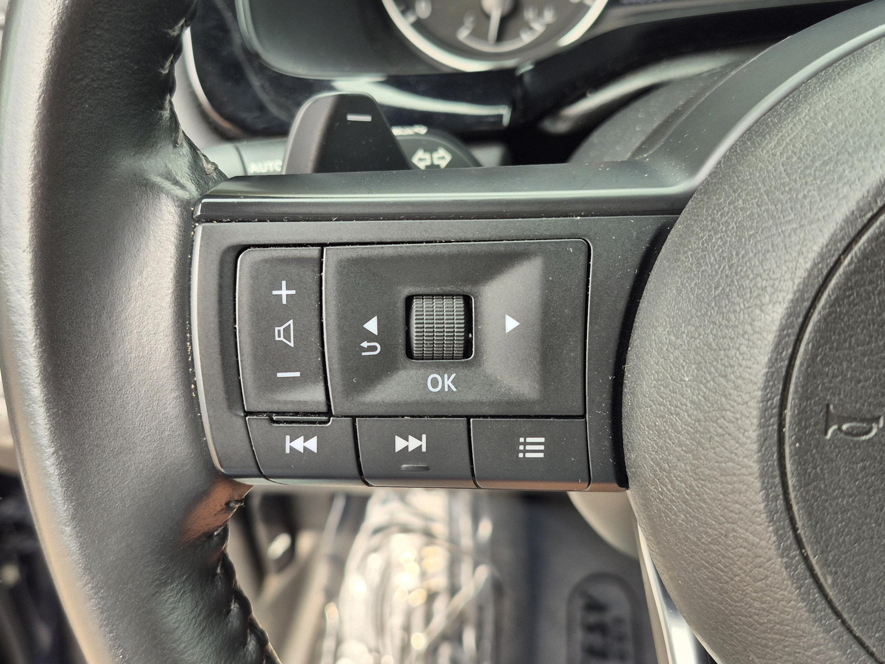 Certified 2025 Nissan Pathfinder SV FWD image 29