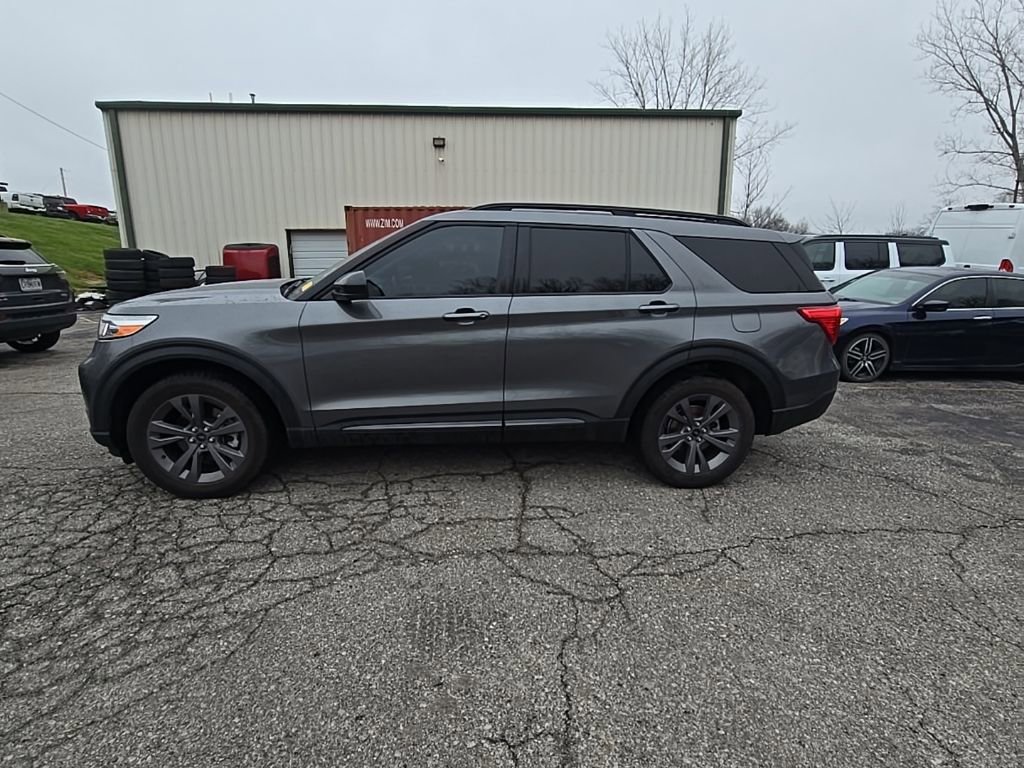 Used 2023 Ford Explorer XLT w/ Equipment Group 202A image 3