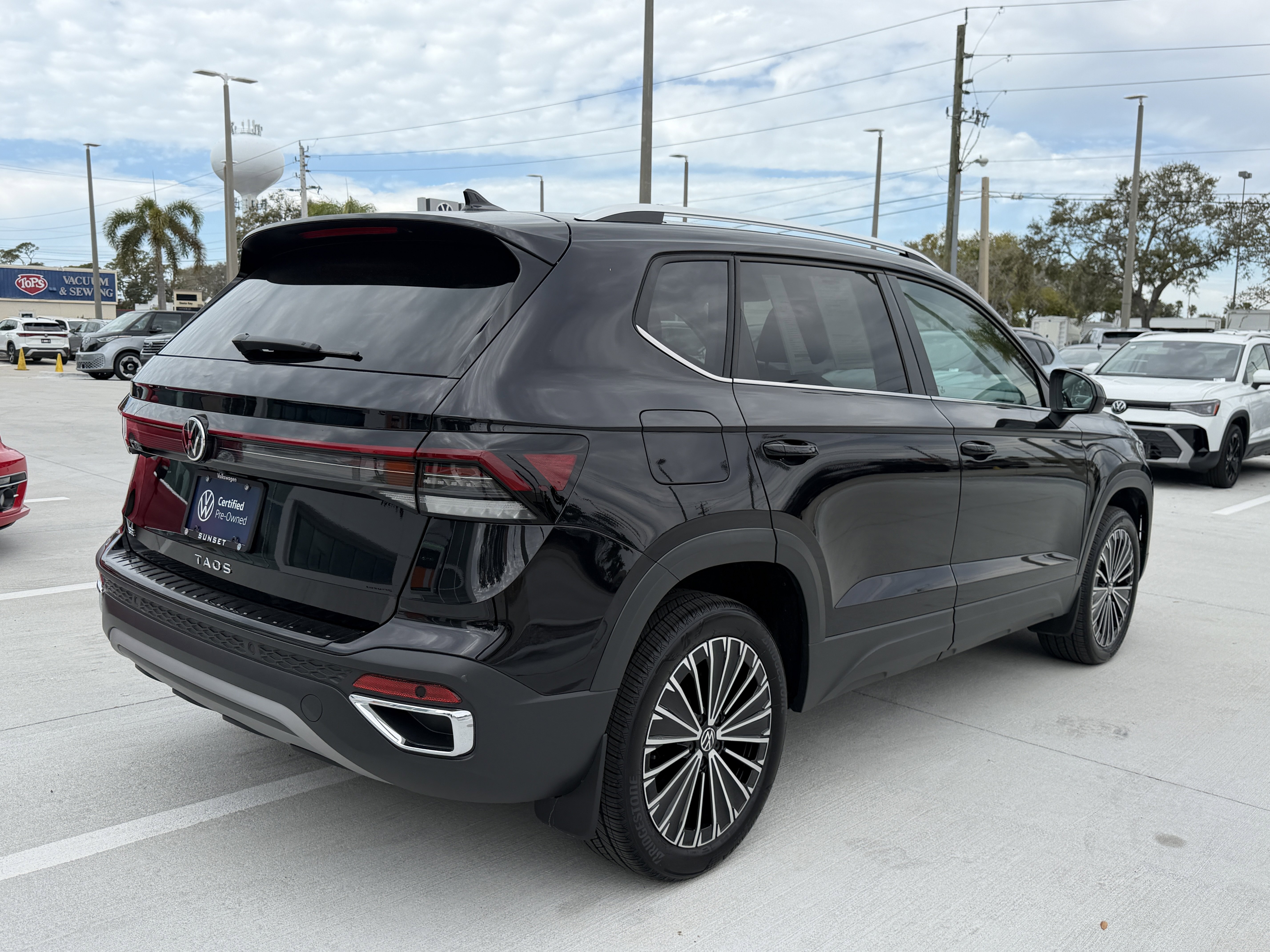 Used 2025 Volkswagen Taos SE image 3