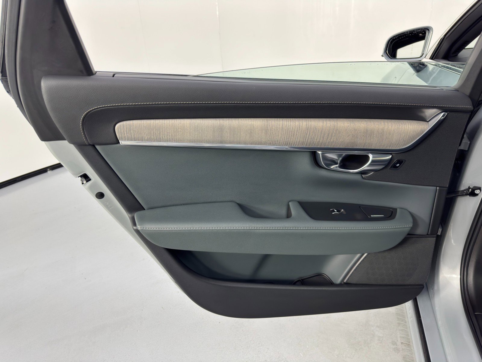 Used 2024 Volvo S90 T8 Ultimate image 43