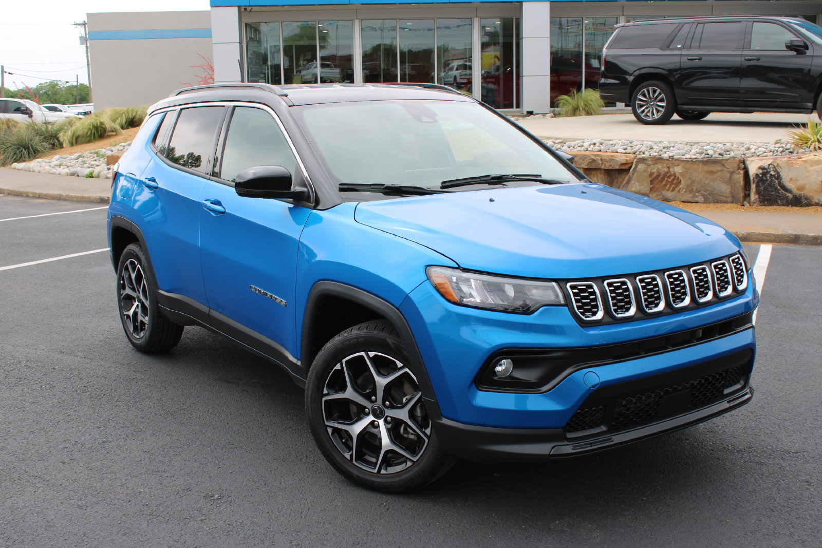 Used 2025 Jeep Compass Limited AWD/4WD image 2
