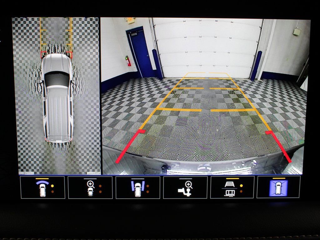 Used 2024 GMC Yukon XL SLT w/ SLT Luxury Package image 16