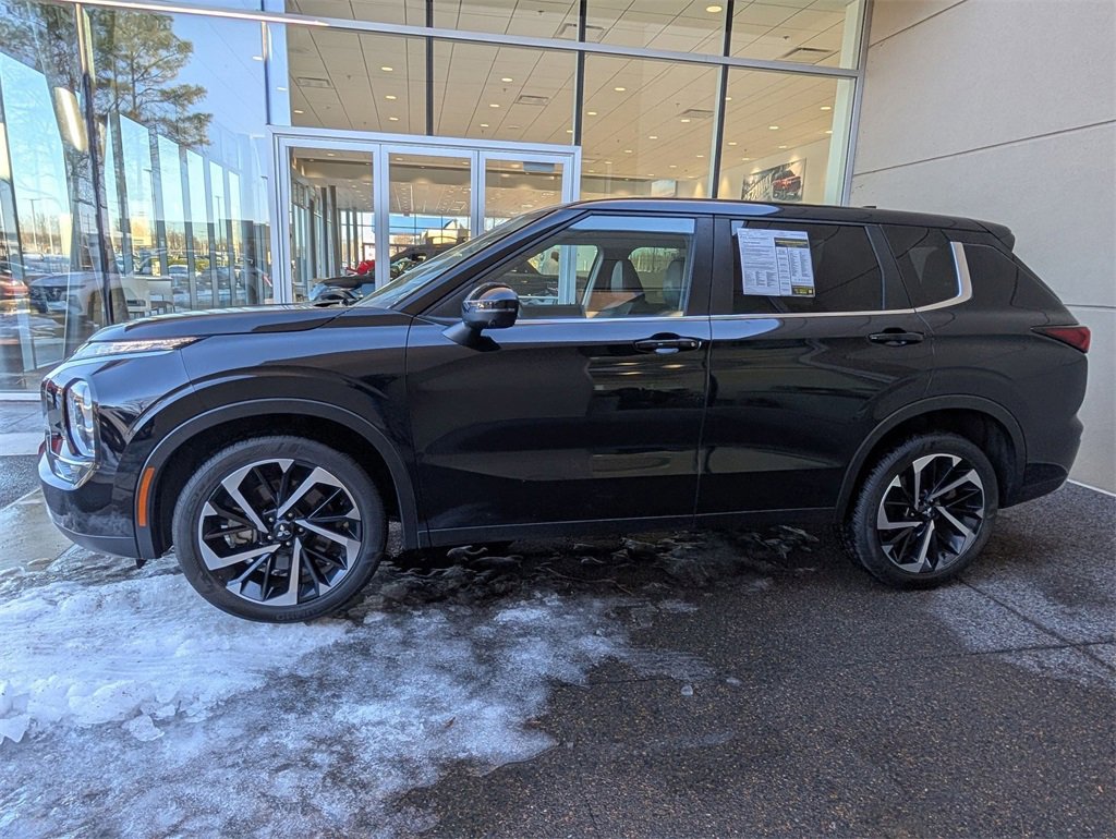 Used 2024 Mitsubishi Outlander SE Black Edition image 2