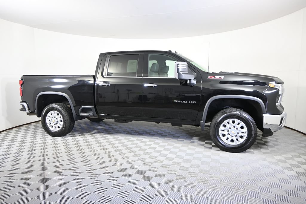 Used 2025 Chevrolet Silverado 3500 LTZ w/ LTZ Convenience Package AWD/4WD image 9