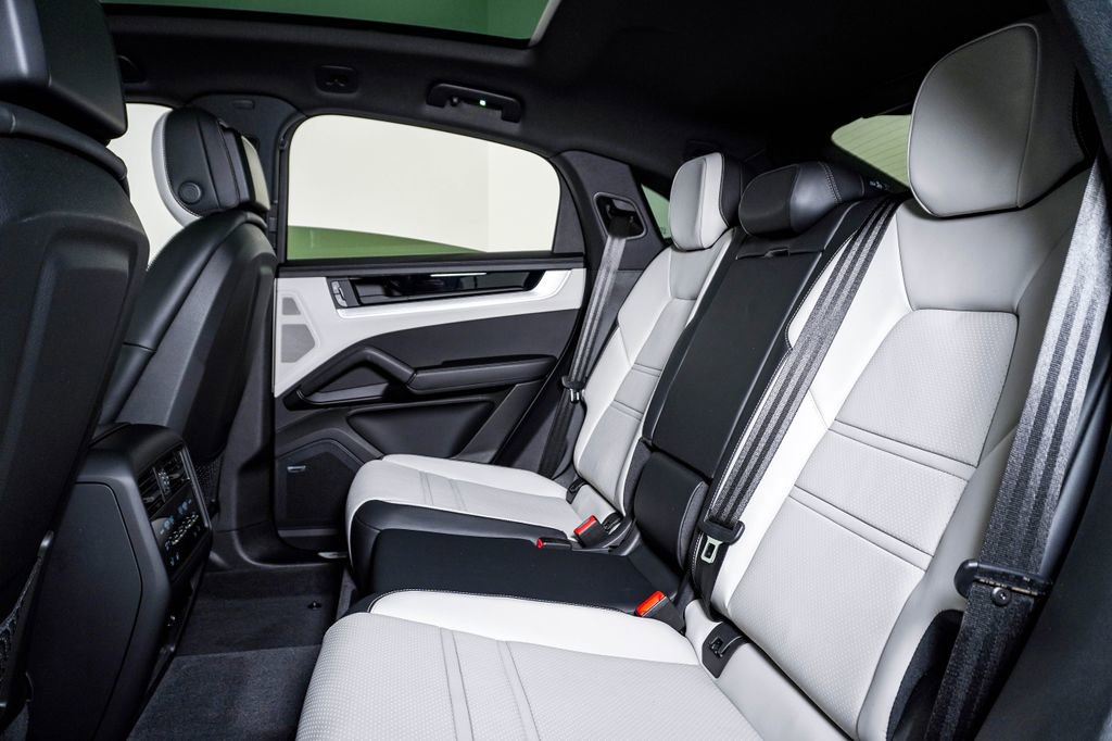Certified 2025 Porsche Cayenne Coupe image 17