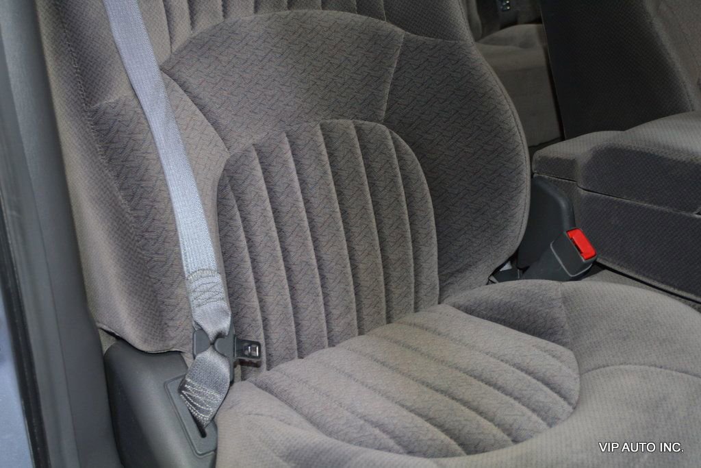 Used 2005 Pontiac Bonneville SE image 16