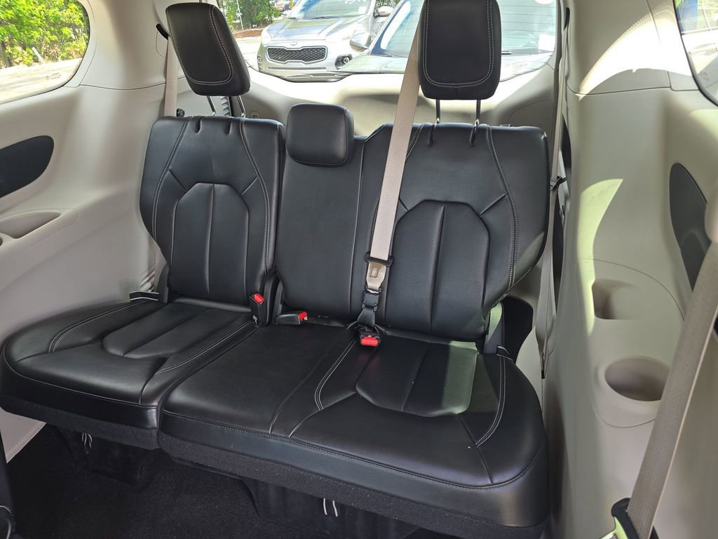 Used 2023 Chrysler Pacifica Touring-L FWD image 15