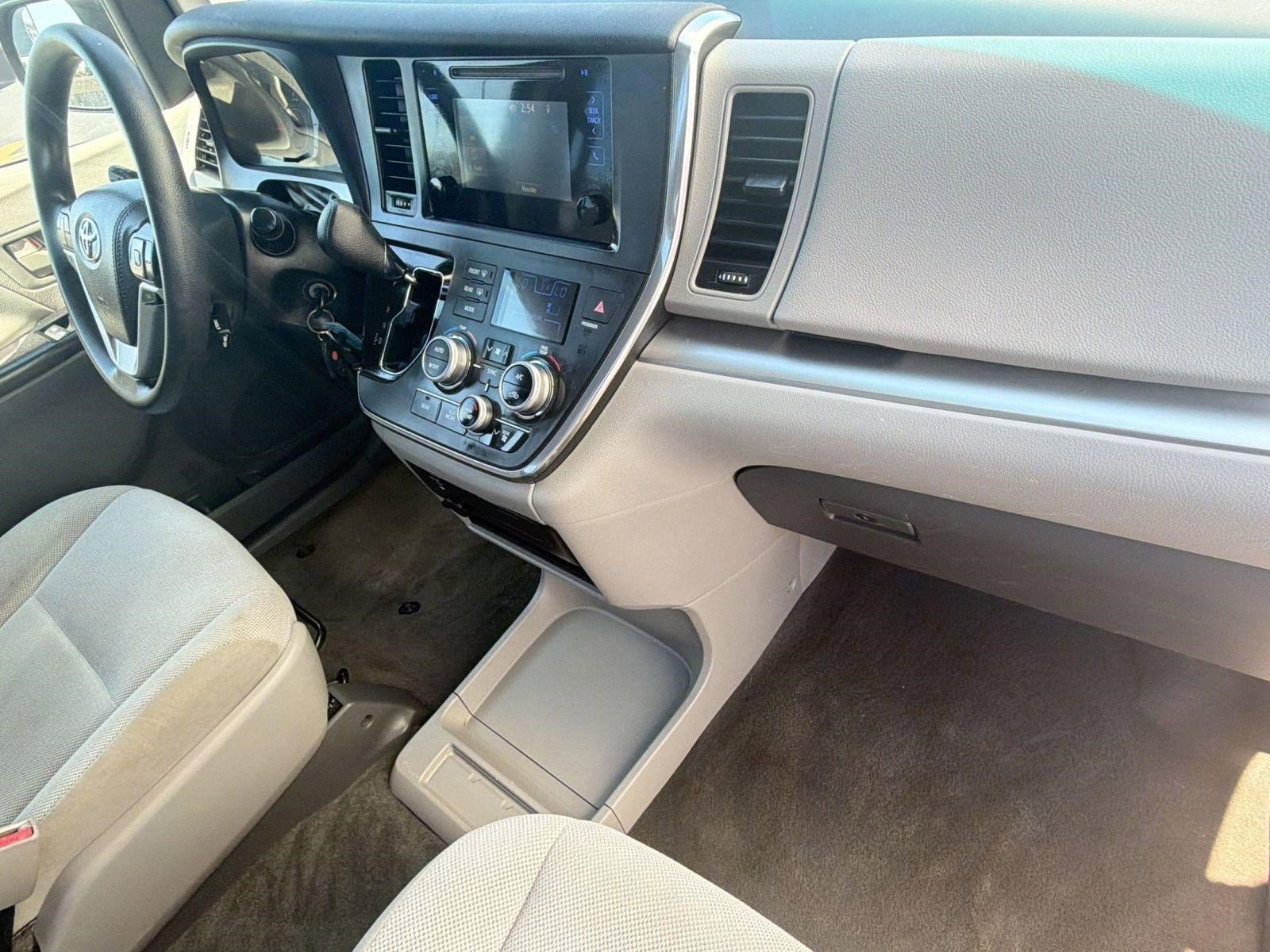 Used 2017 Toyota Sienna L FWD image 30
