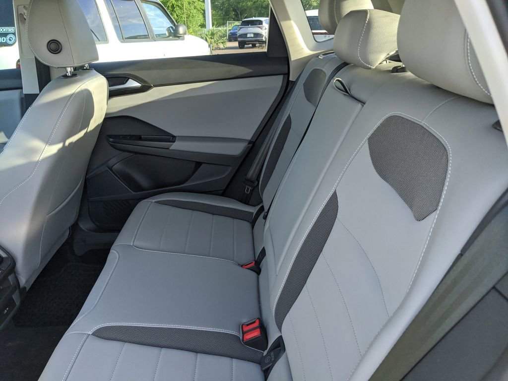 Used 2023 Volkswagen Taos SE w/ Panoramic Sunroof Package image 6