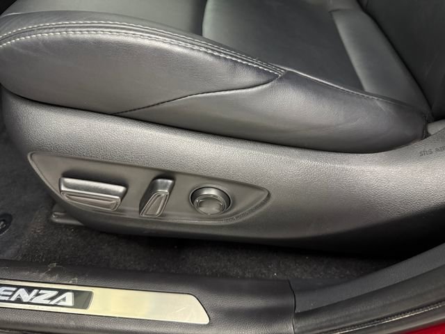 Used 2024 Toyota Venza XLE image 28